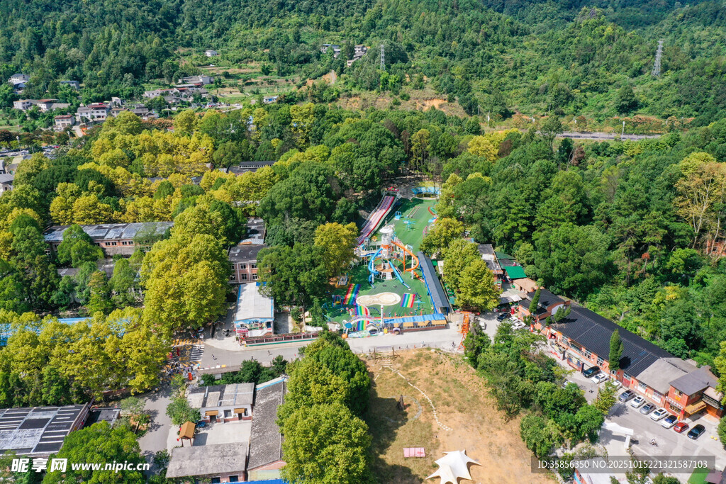 芳华里山林间的村落景观