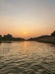 夕阳下波光粼粼的水面