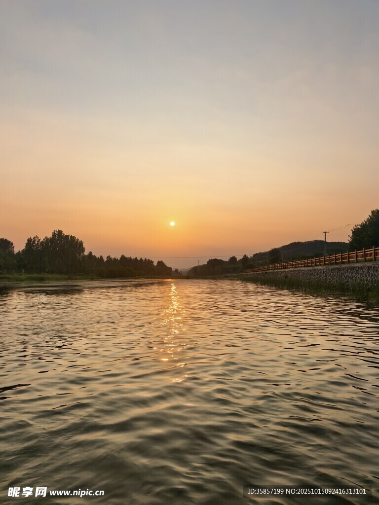 夕阳下波光粼粼的水面