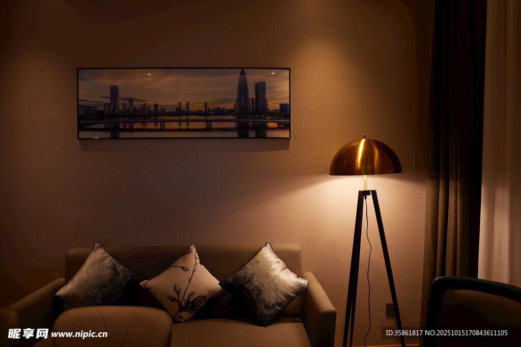 温馨客厅角落暖灯沙发景