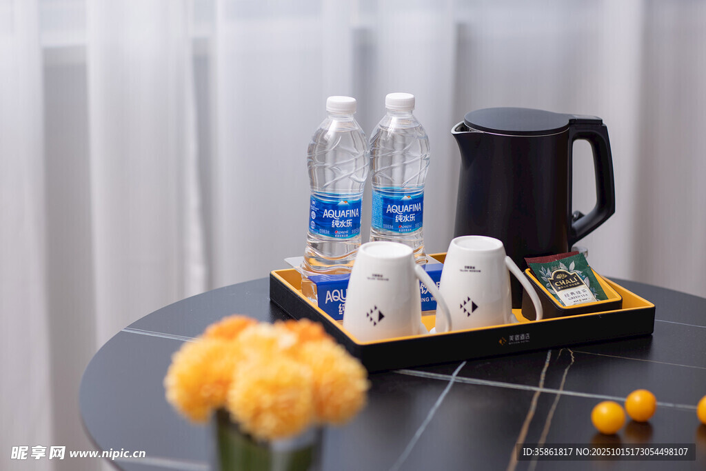 桌上精致茶具与饮品组合