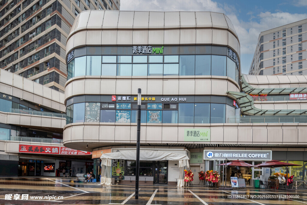城市街边现代多层建筑
