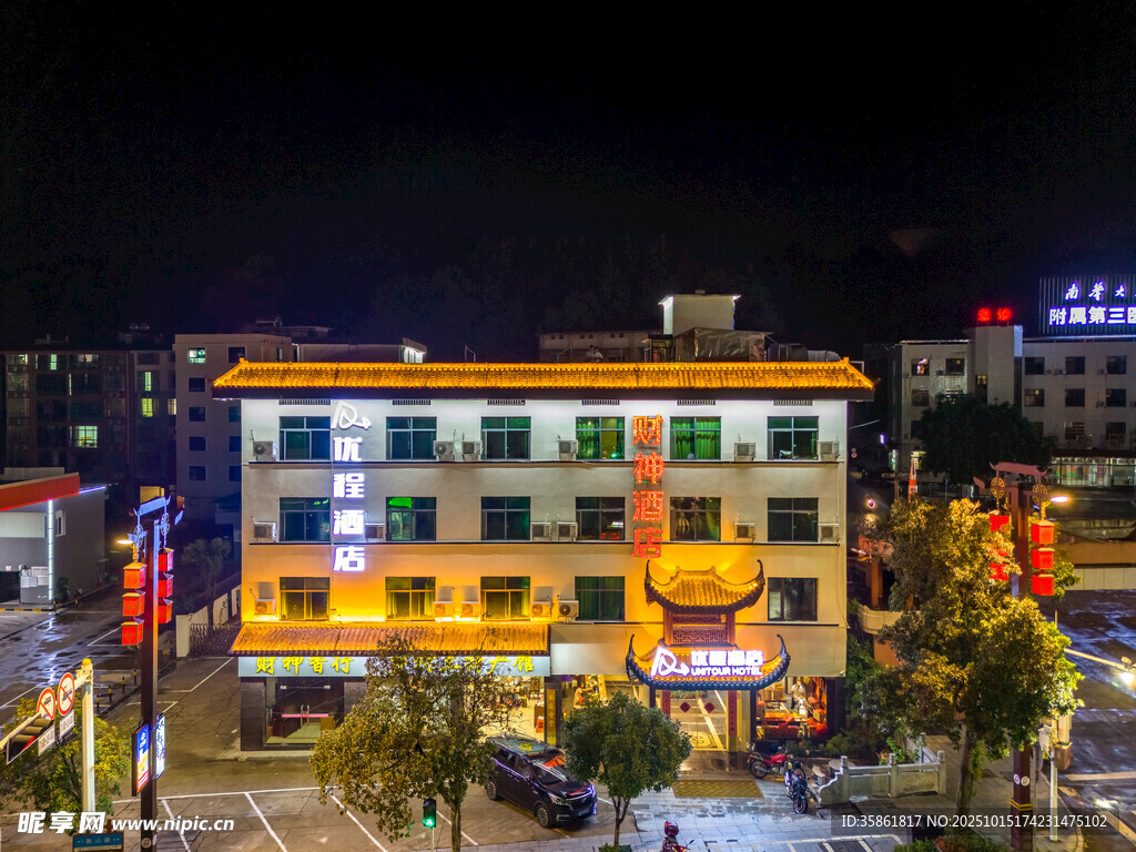 夜晚繁华的多层建筑景观