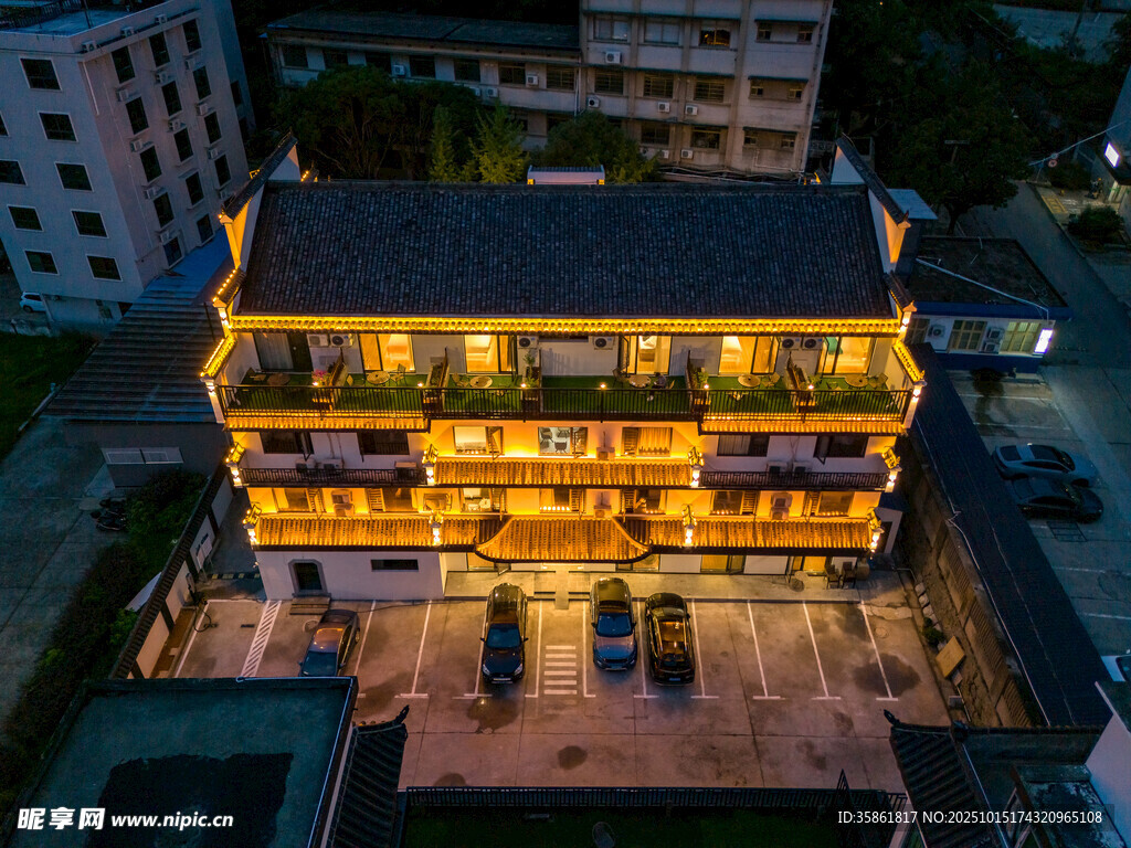 古雅建筑夜景灯火璀璨