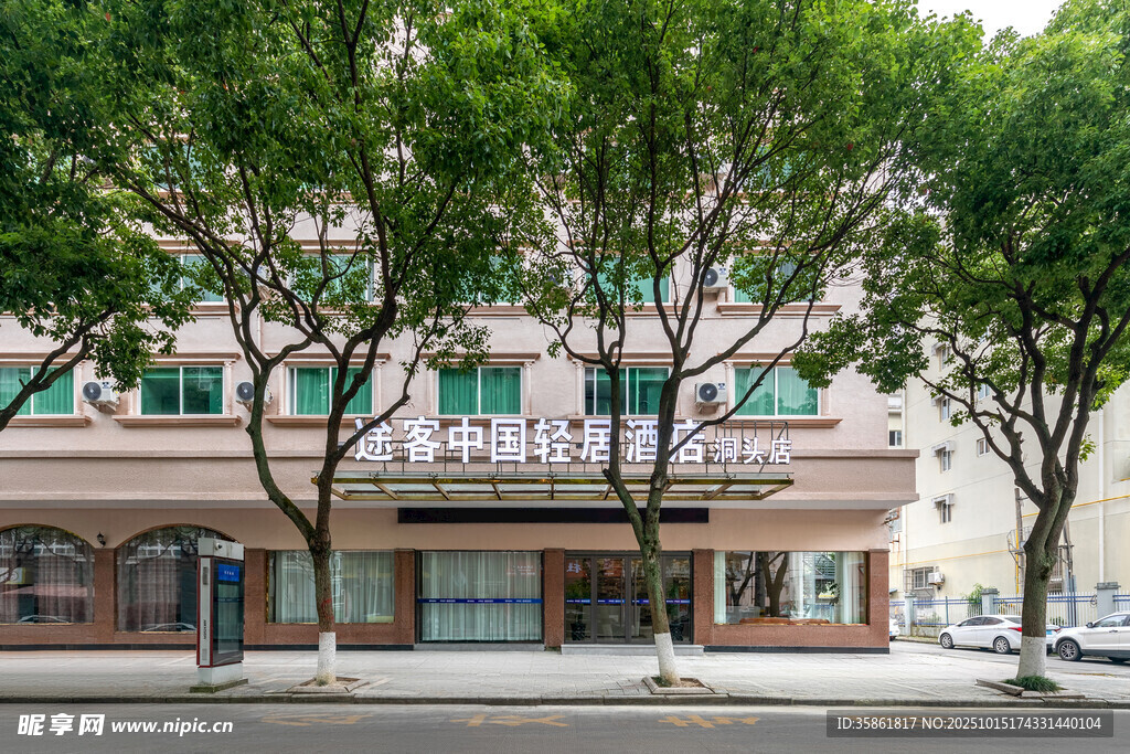 街边绿树掩映的多层建筑