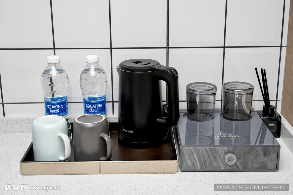 厨房台面上的饮水器具