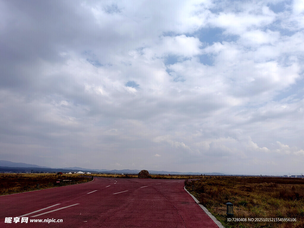 红色道路延伸向远方