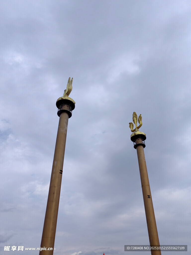 两根雕饰立柱耸入云端