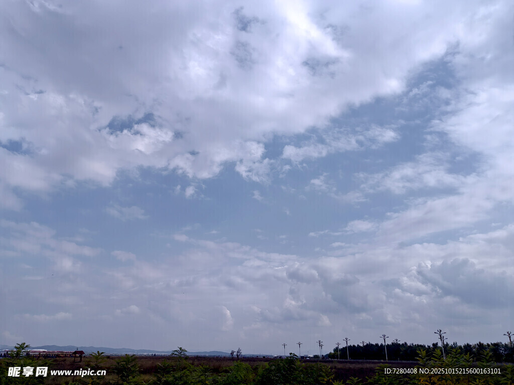 蓝天白云下的开阔景致