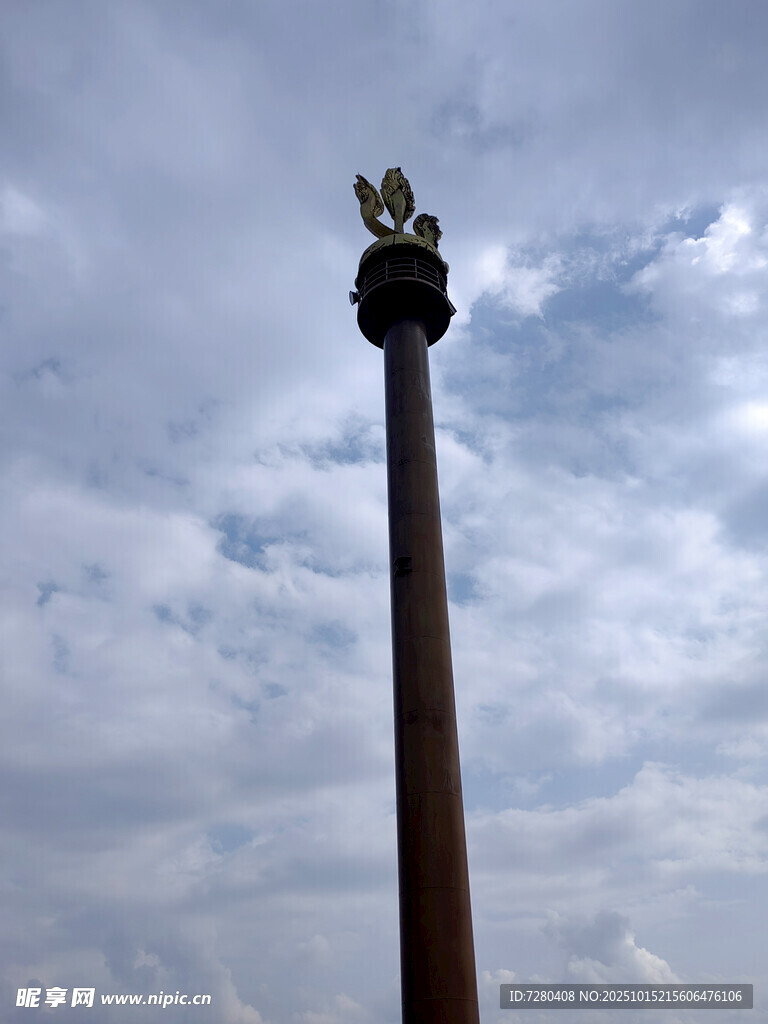 高耸立柱顶端雕塑