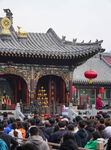 寺庙前人群聚集景象