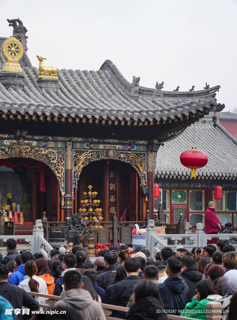 寺庙前人群聚集景象