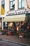街边温馨花店外观