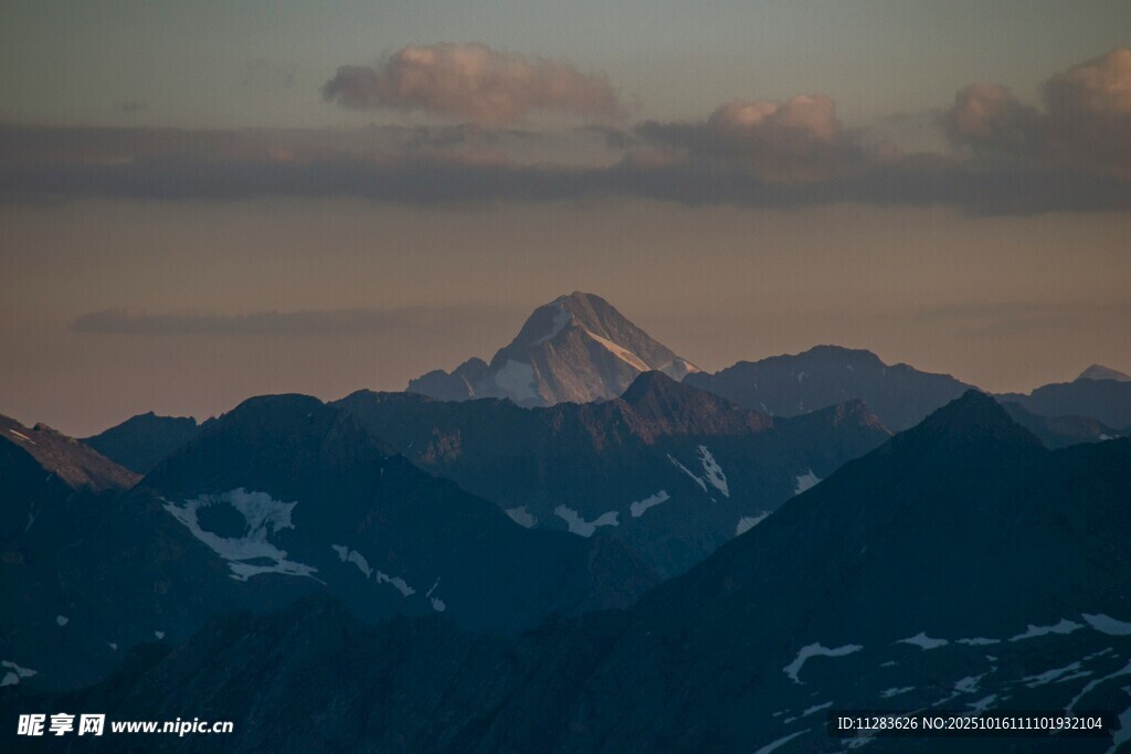 夕阳下的巍峨群峰