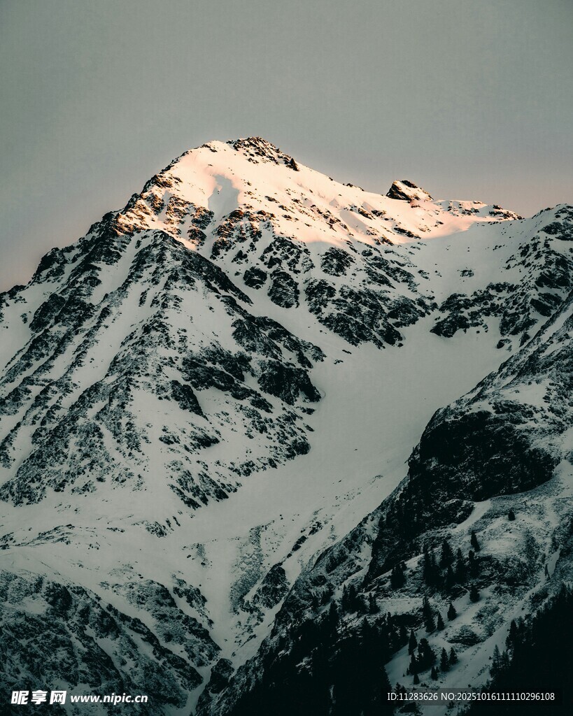 巍峨雪山壮丽景致