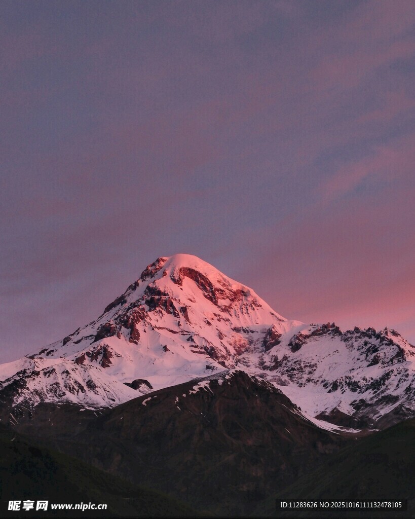 夕阳下的壮丽雪山