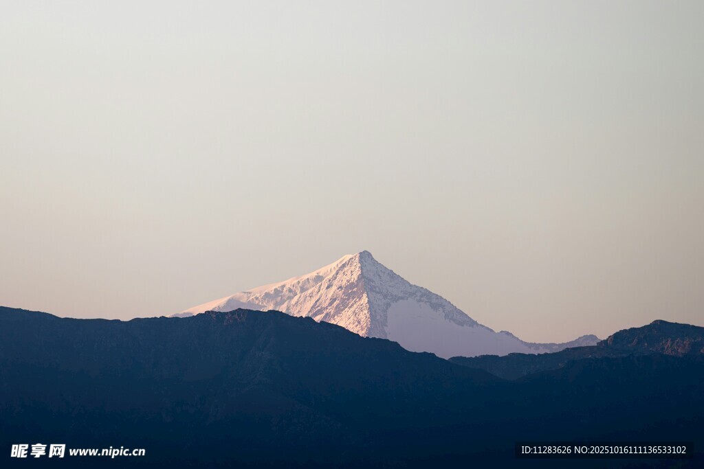 远处雪山与层叠山峦