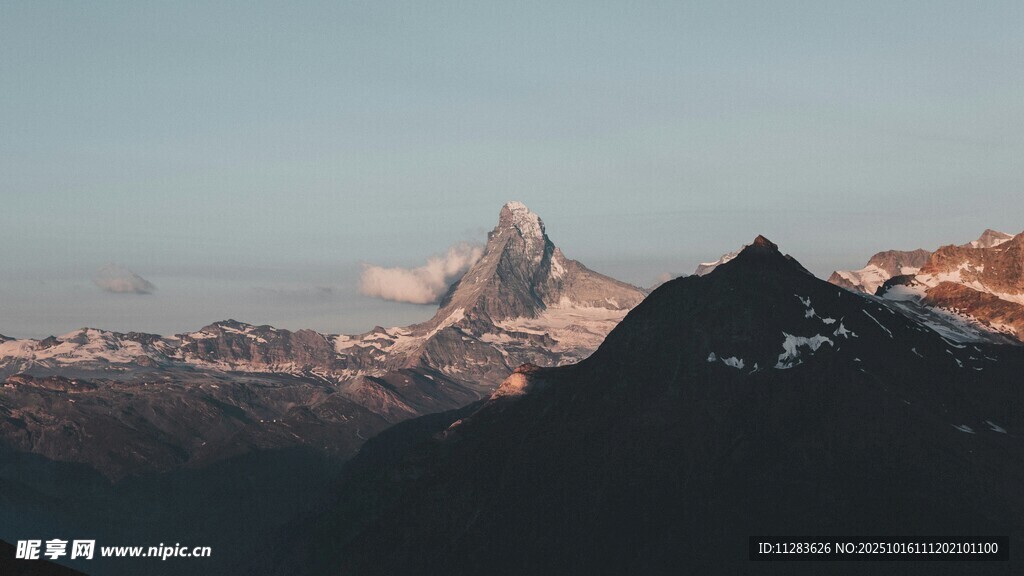 壮丽山峰日出美景