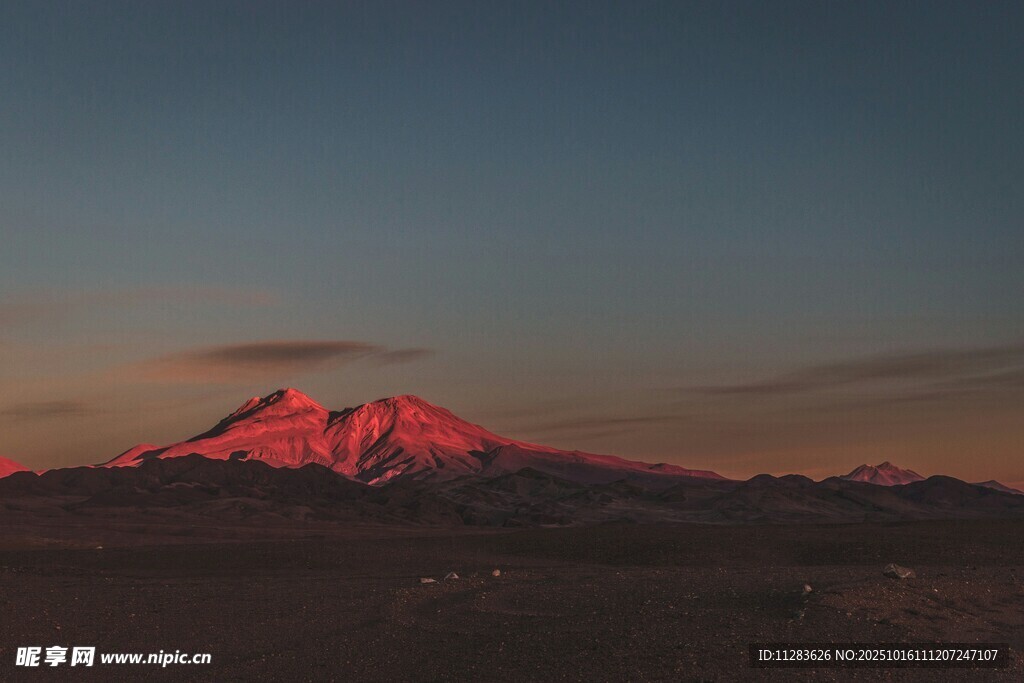 夕阳下的壮丽红色山峰