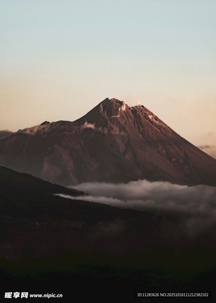 日出下的巍峨山峰