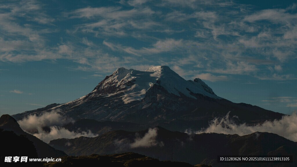 巍峨雪山映于蓝天之下
