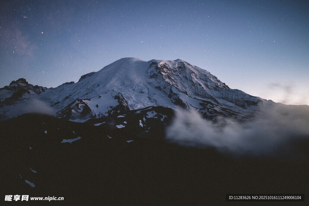 巍峨雪山云雾缭绕之景