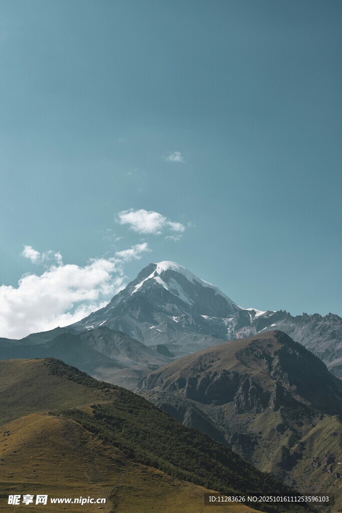 巍峨雪山与连绵山峦