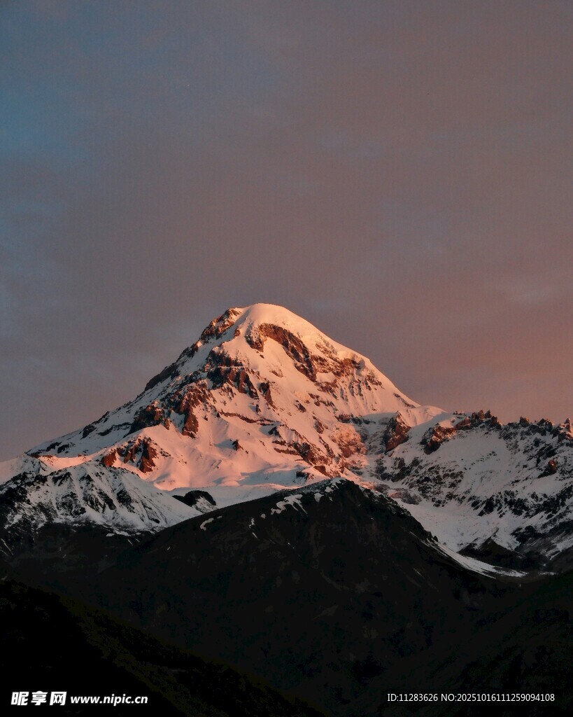 夕阳下的壮丽雪山