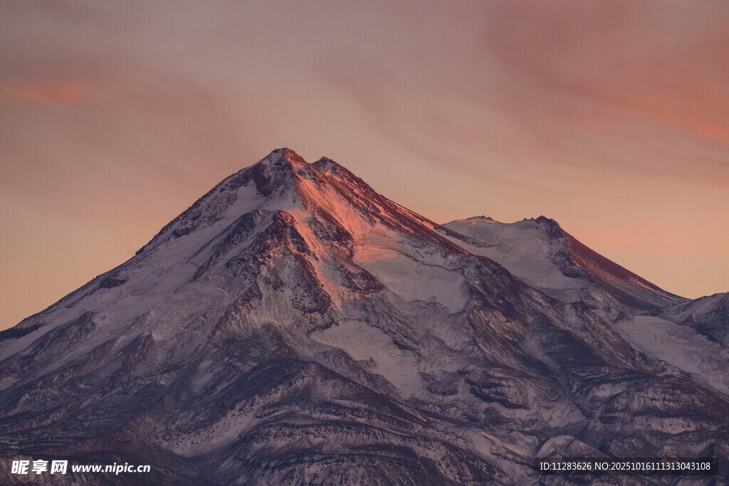 壮丽雪山日出美景