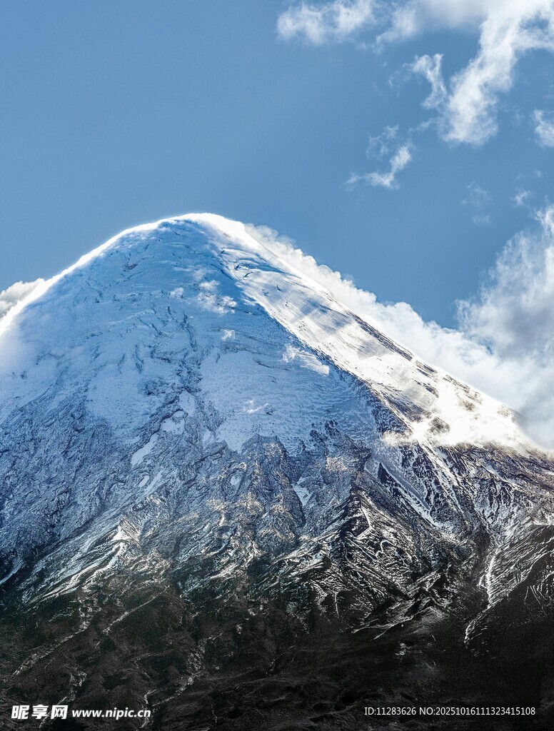 巍峨雪山壮丽景致