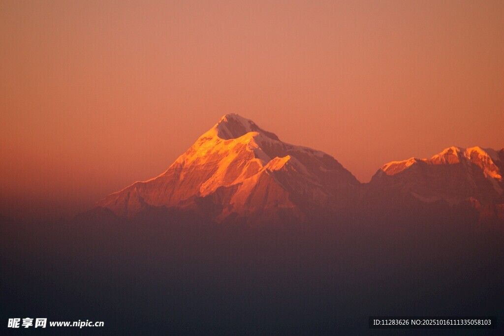 夕阳下的壮丽雪山