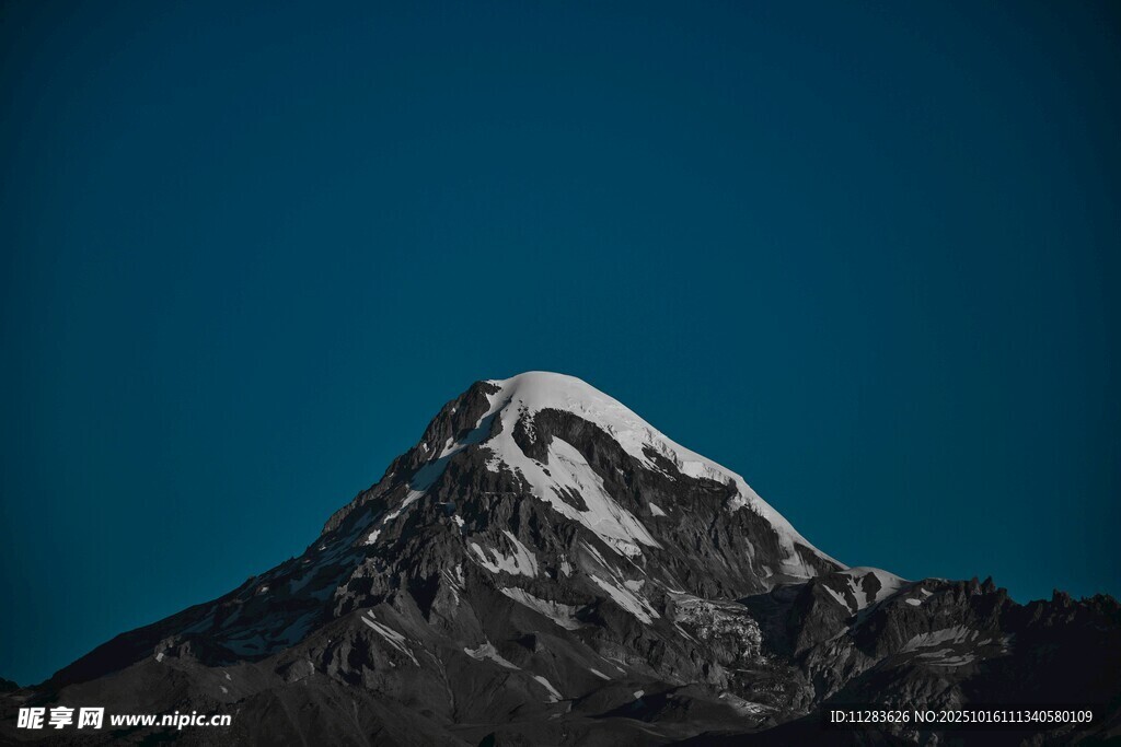 巍峨雪山