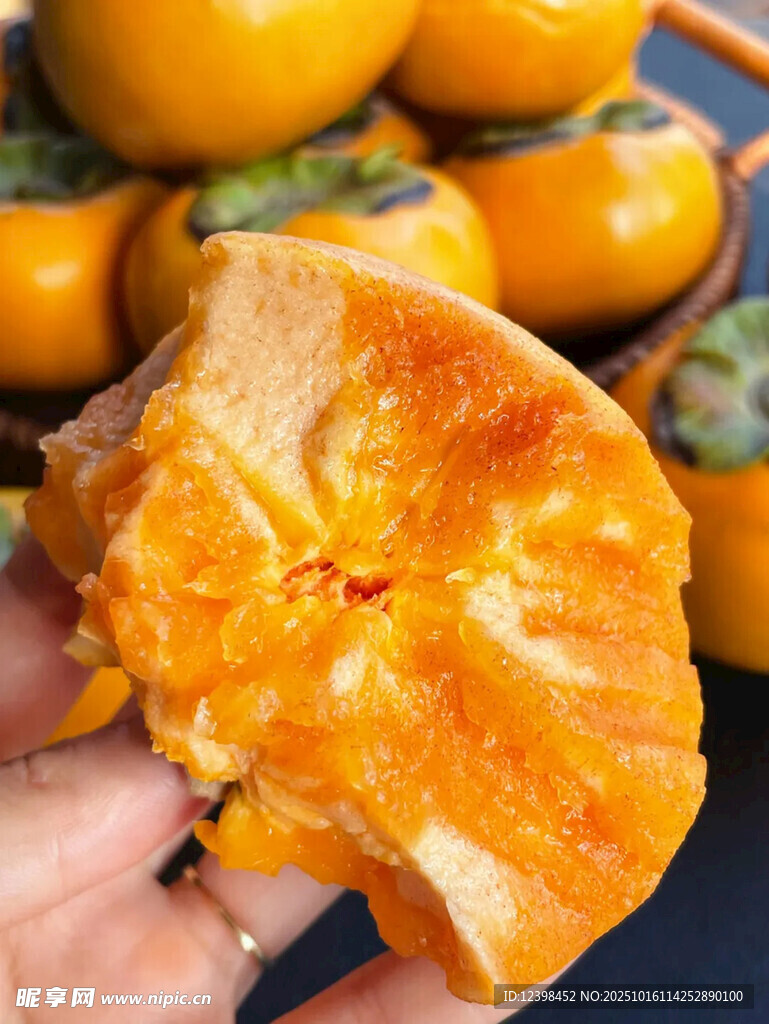 手捧美味多汁的新鲜柿子