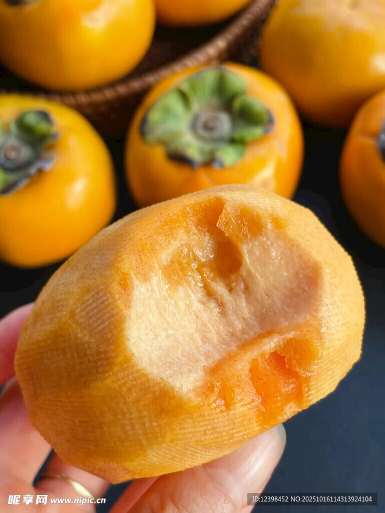 手捧咬过的香甜软糯柿子