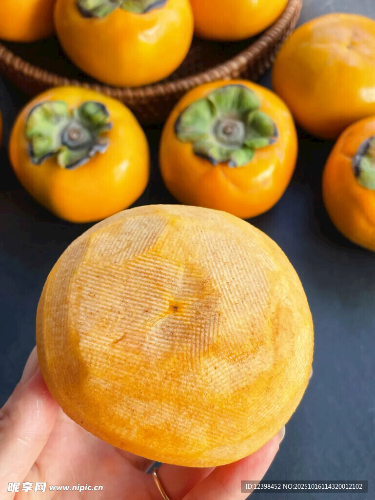 手捧金黄甜柿子
