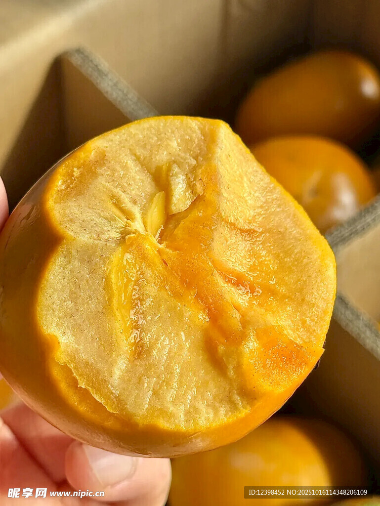 手捧切开的美味黄心柿子