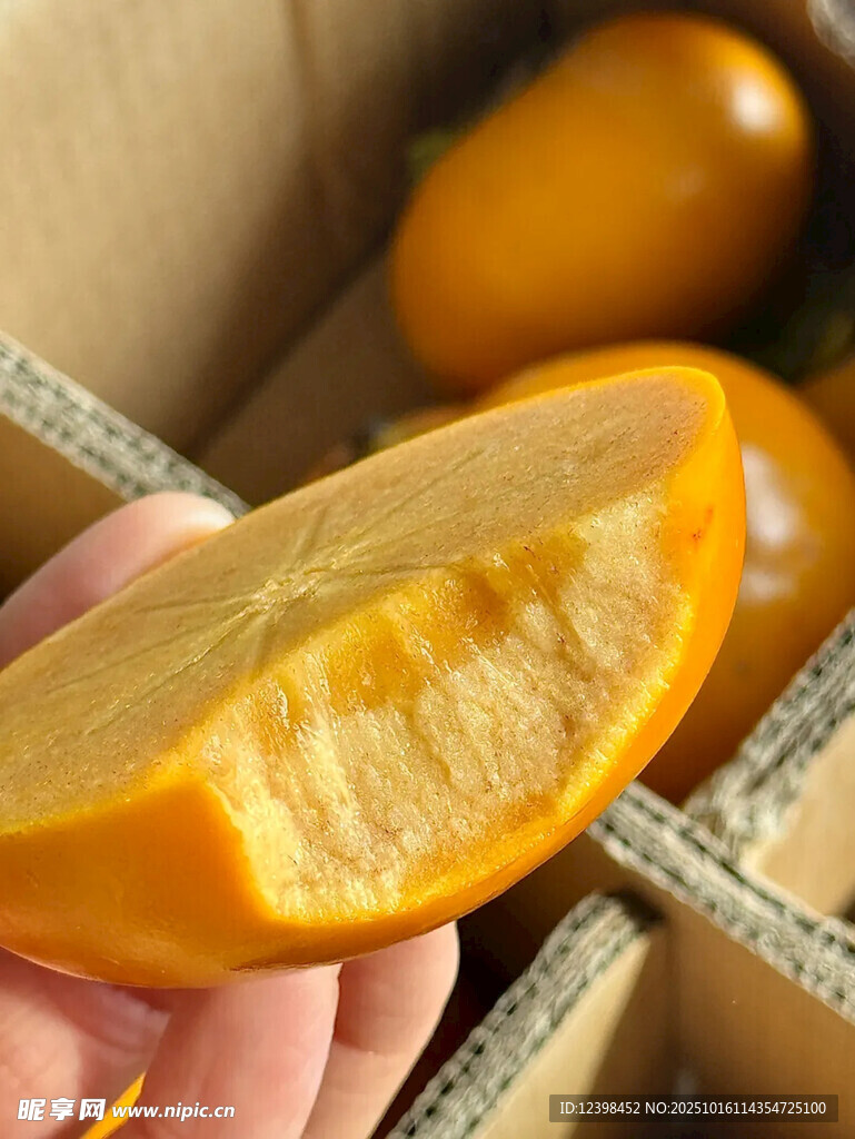 手捧切开的金黄新鲜水果