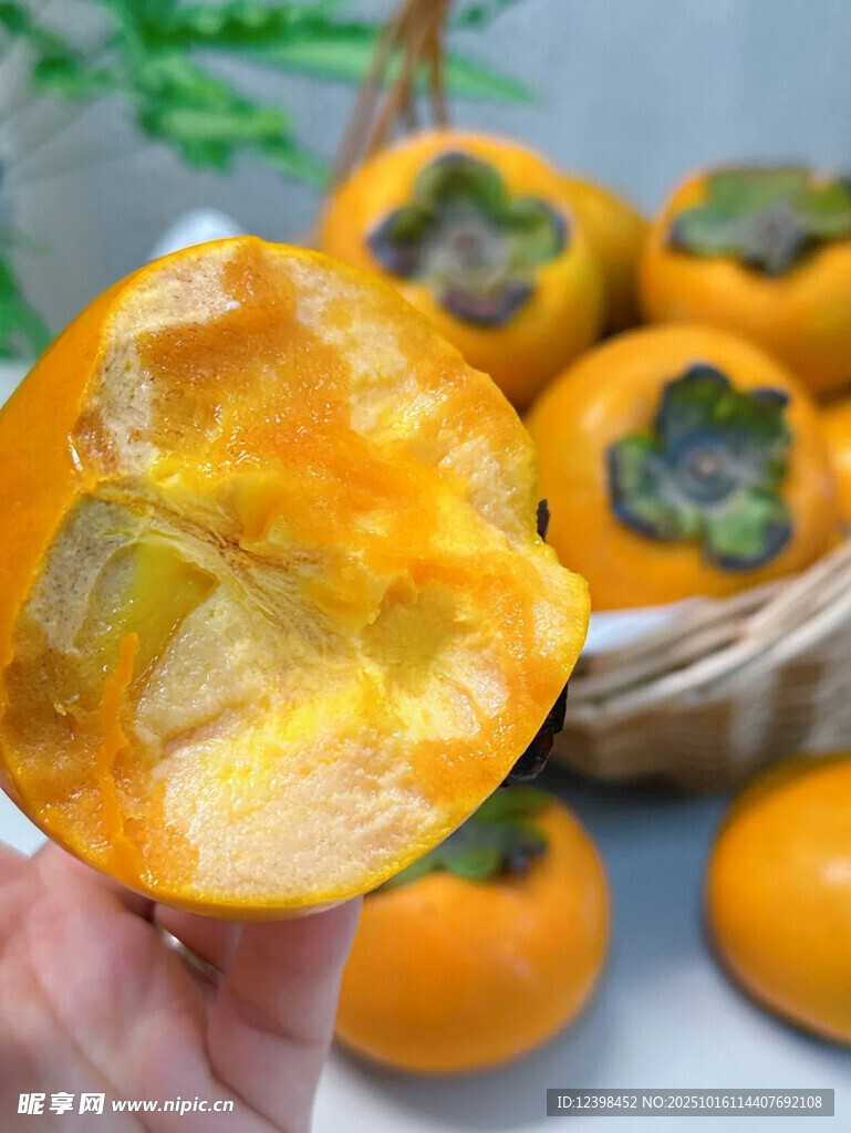 手捧剥开的香甜软糯柿子