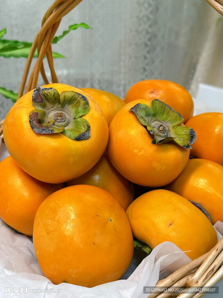 竹篮中的新鲜柿子