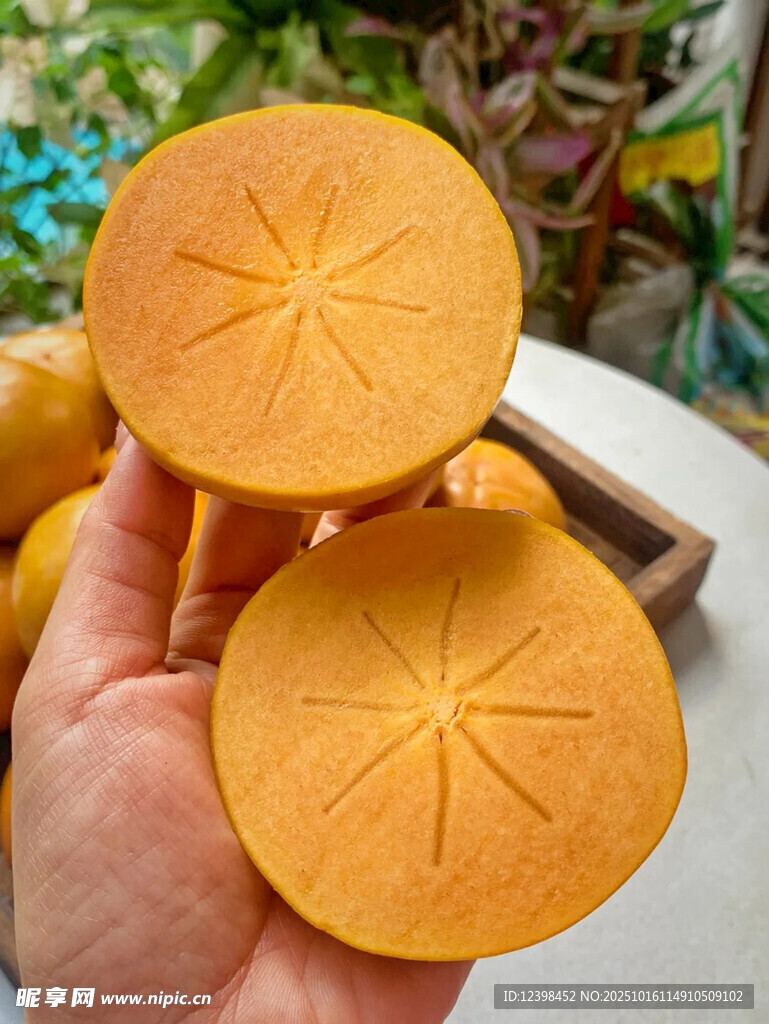 手捧切开的美味甜柿子