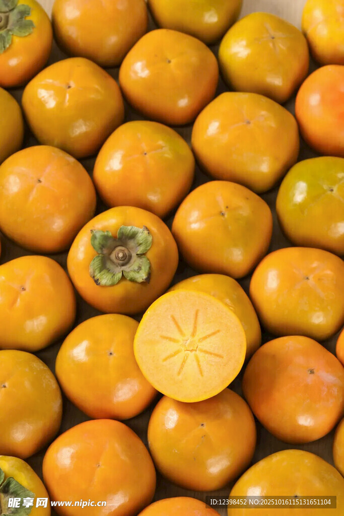 饱满诱人的新鲜柿子