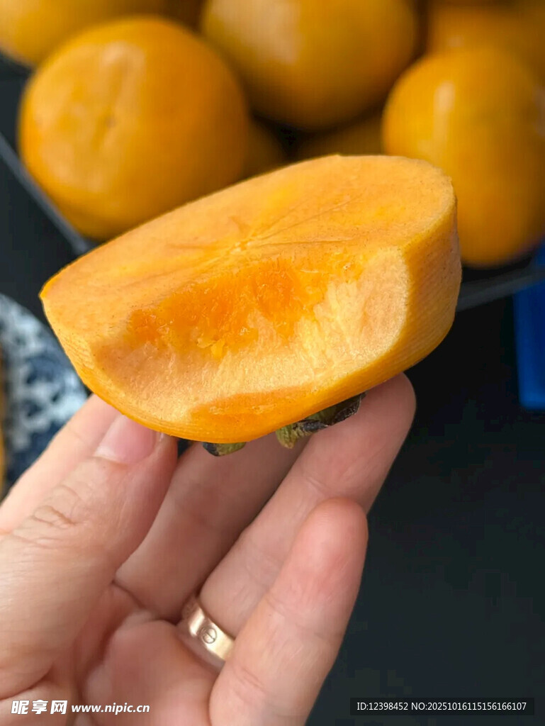 手捧切开的香甜黄芒果