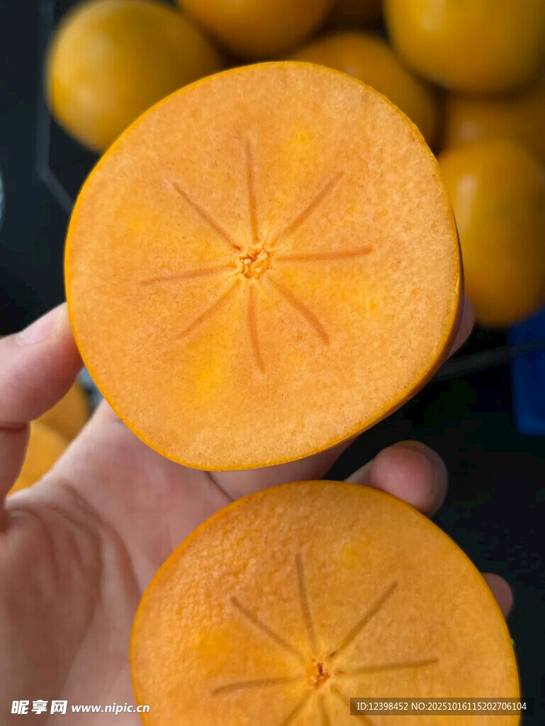 手捧切开的新鲜甜柿子