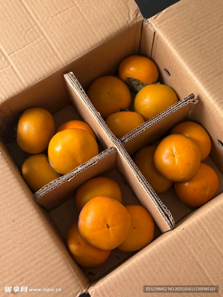 纸箱内整齐摆放的新鲜橙子