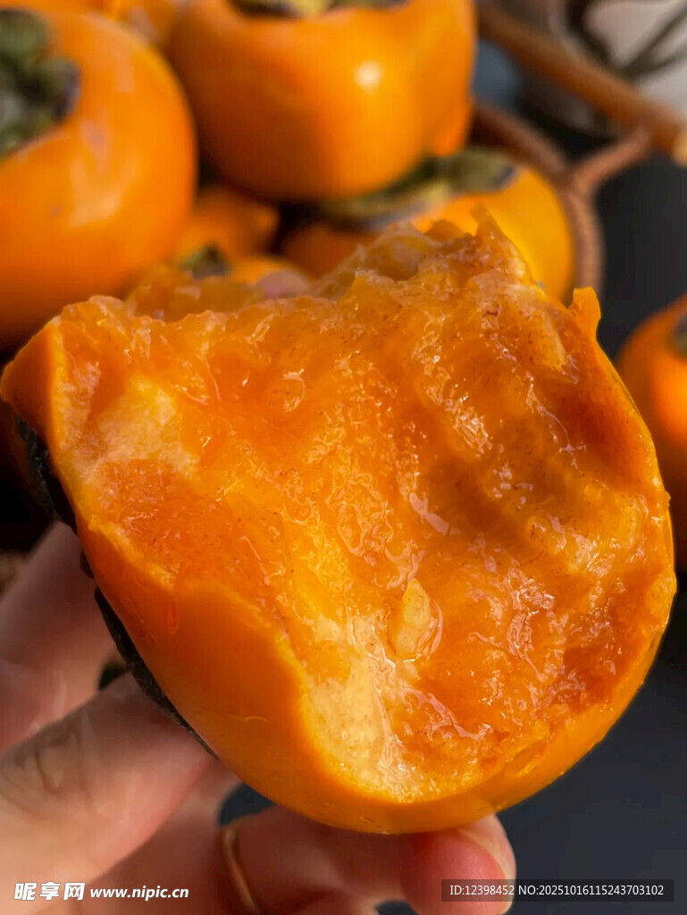 手捧香甜多汁的软柿子