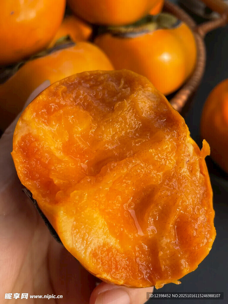 手捧美味柿饼特写