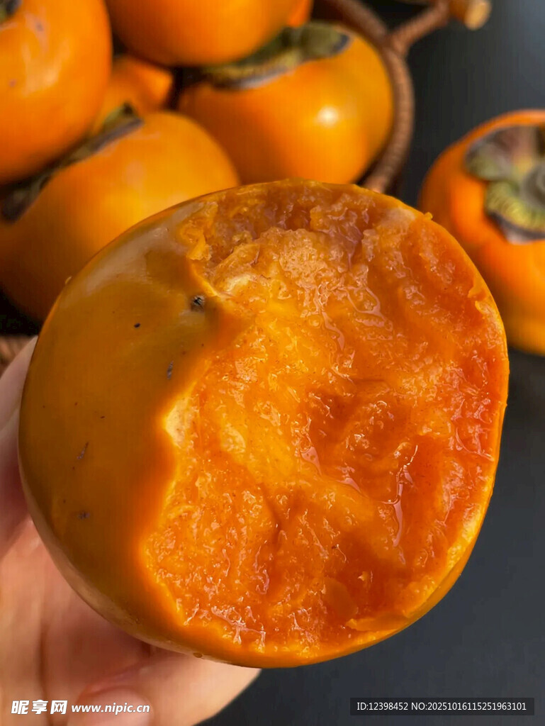 手捧香甜多汁的新鲜柿子