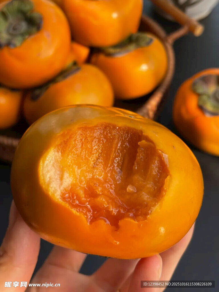 手捧多汁甜软的新鲜柿子