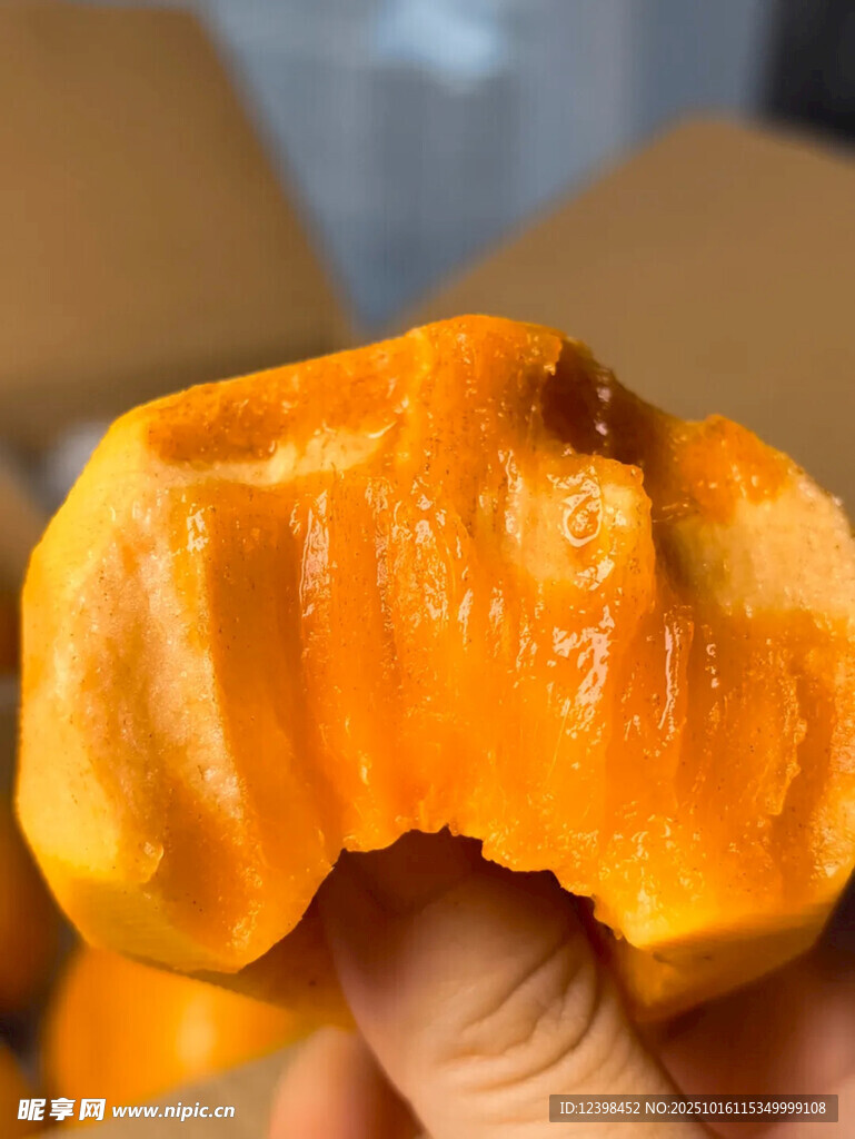 手捧香甜剥开的木瓜果肉