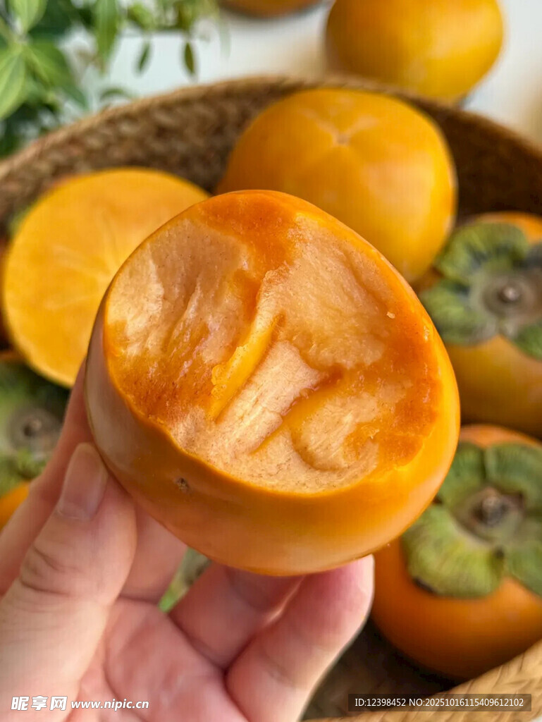手捧多汁甜柿子